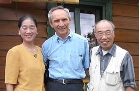 Seiichi Okubo (prvý zprava) vedúci súboru Krásna Hôrka a Vladimír Urban (v strede) z Košíc pri stretnutí. 